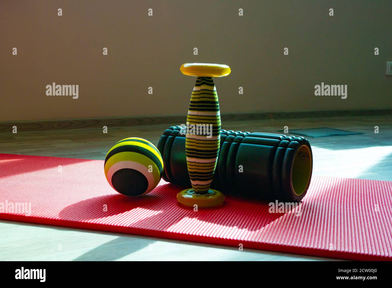 Auf einer Matte für Pilates und Yoga steht Pilates Ausrüstung Stockfoto