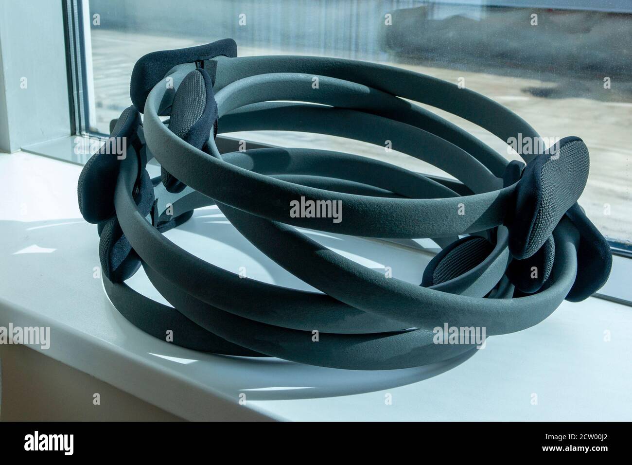 Auf einer Matte für Pilates und Yoga steht Pilates Ausrüstung Stockfoto
