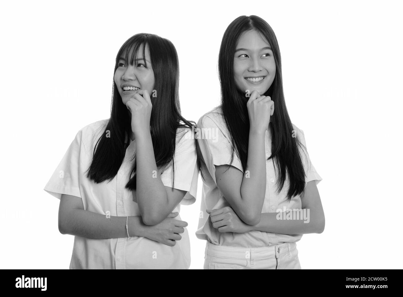 Zwei junge gerne asiatische Mädchen lächelnd und zusammen denken Stockfoto