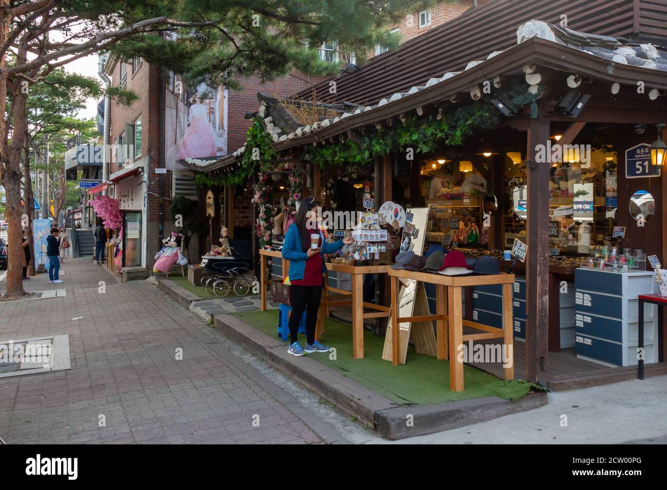 Seoul, Südkorea - 19. Oktober 2017: Ein Handwerksladen in der Gahoe-dong Straße im Bukchon Hanok Dorf in Seoul, Südkorea. Übersetzung 'Bukchon'. Stockfoto
