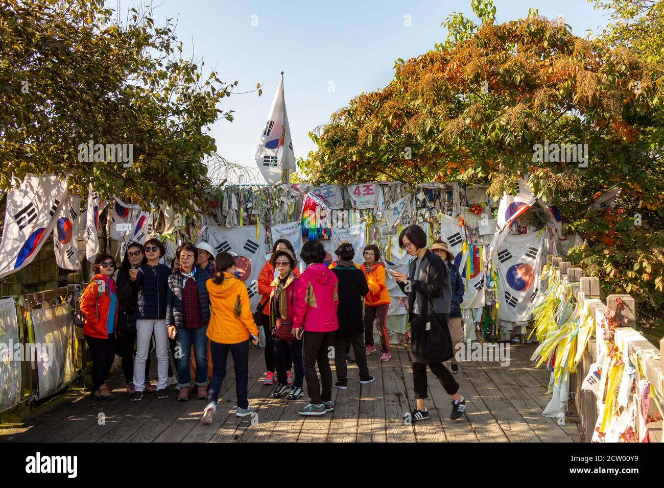 Seoul, Südkorea - 19. Oktober 2017: Koreanische Touristen an der Brücke ohne Rückkehr mit Nordkorea, in der entmilitarisierten Zone, Südkorea Stockfoto