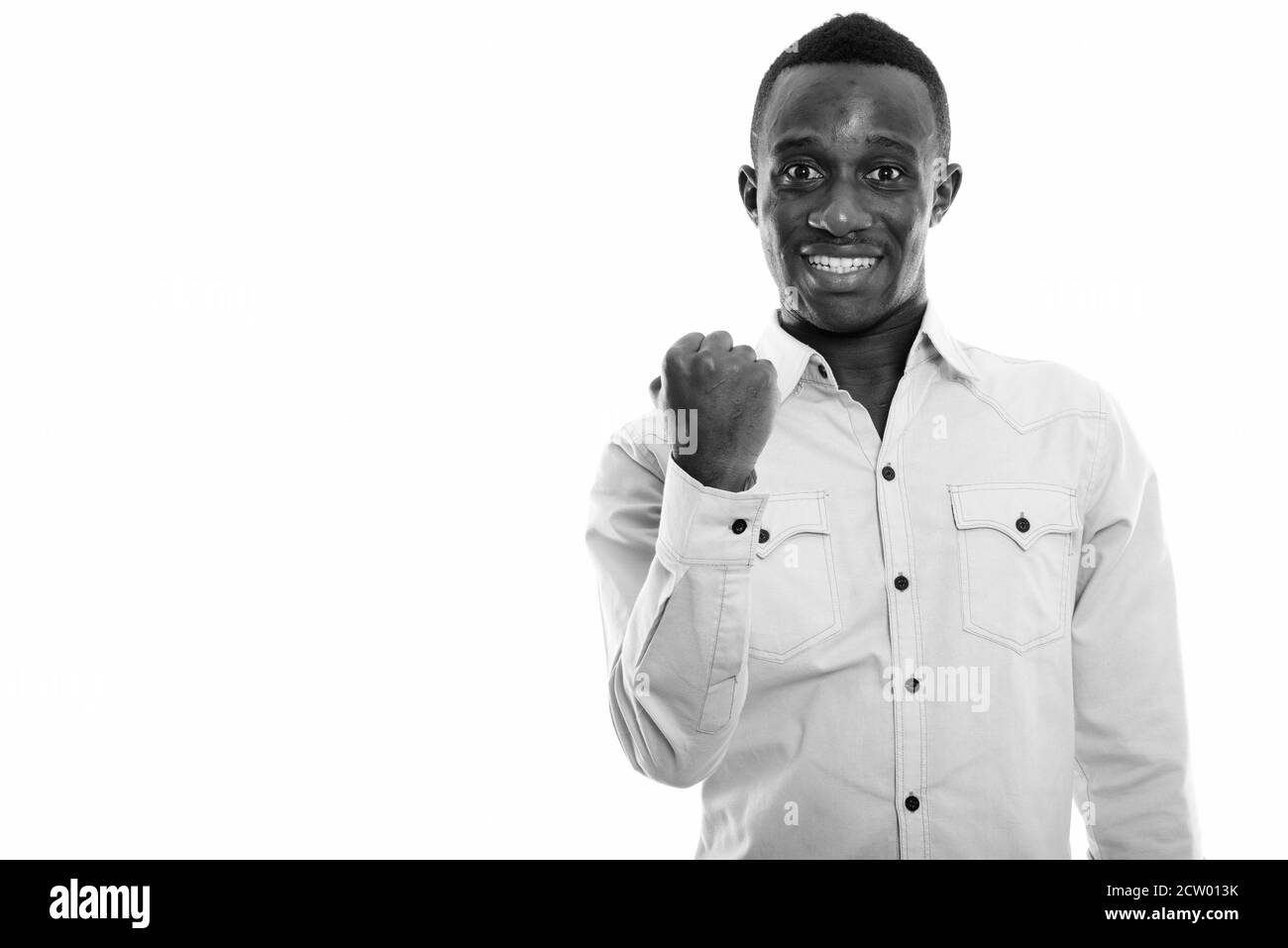 Studio shot der Jungen glücklich schwarzen afrikanischen Mann lächelnd, während sie motiviert Stockfoto