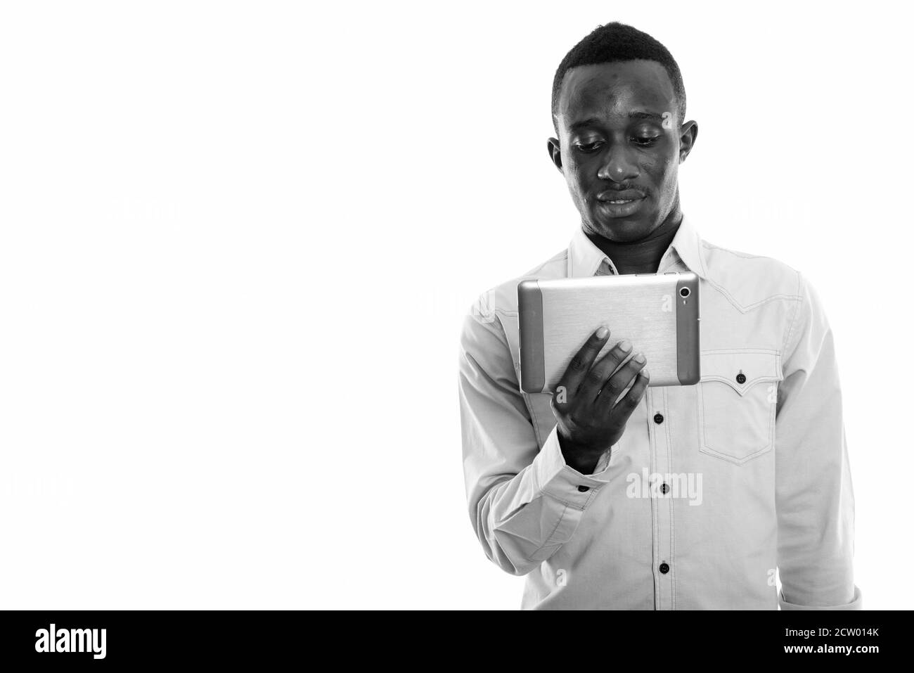 Studio shot von jungen schwarzen Afrikanischen mit digitalen tablet Mann Stockfoto