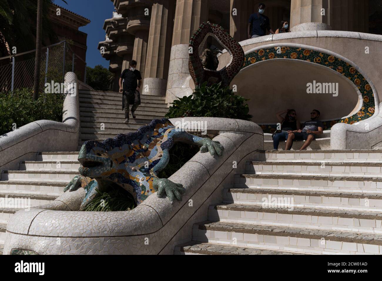Barcelona. September 2020. Touristen besuchen den Park Güell in Barcelona, Spanien am 25. September 2020. Quelle: Joan Gosa/Xinhua/Alamy Live News Stockfoto