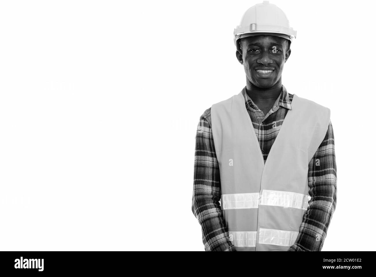 Studio shot der Jungen glücklich schwarzen afrikanischen Mann Bauarbeiter lächelnd Stockfoto