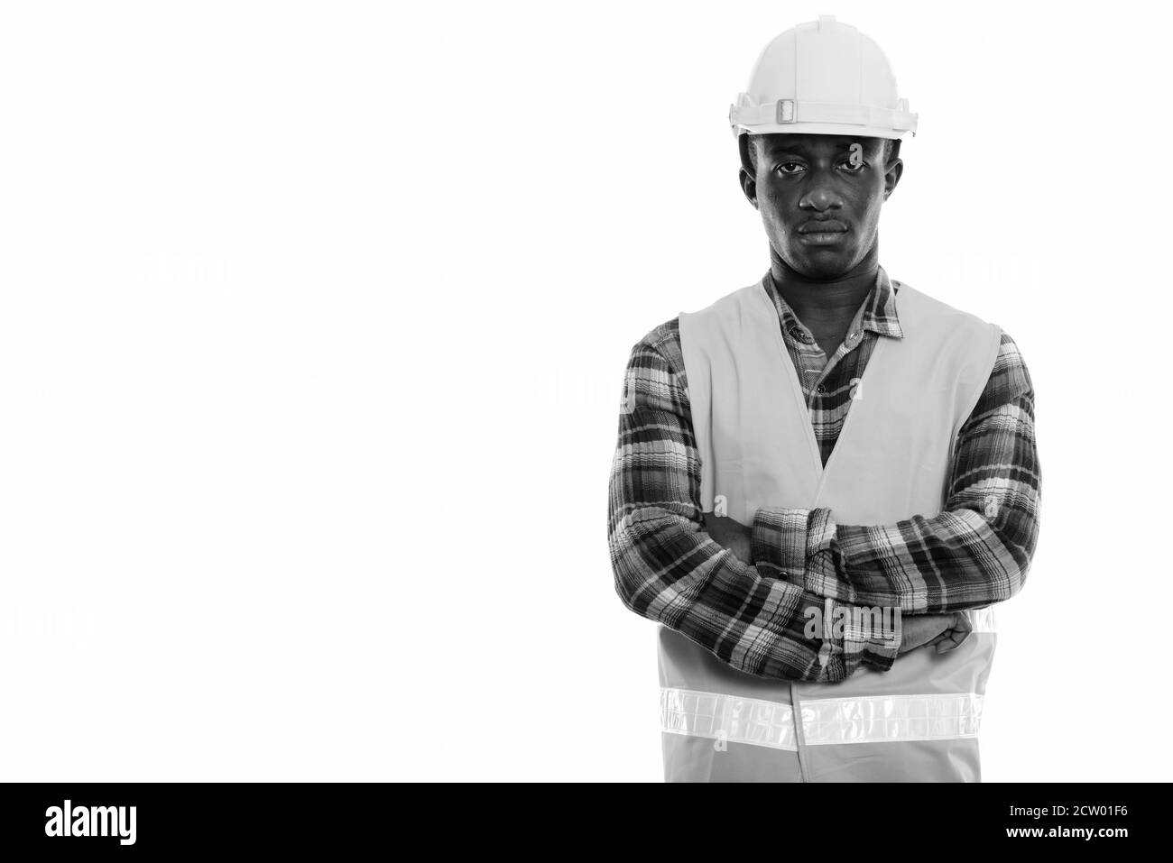 Studio shot von jungen schwarzen afrikanischen Mann Bauarbeiter mit verschränkten Armen Stockfoto