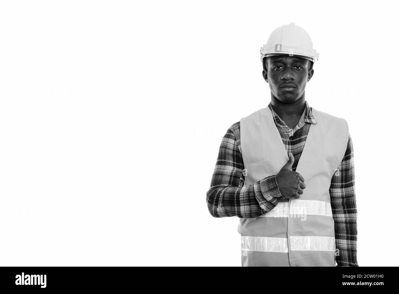 Studio shot von jungen schwarzen afrikanischen Mann Bauarbeiter geben Daumen hoch Stockfoto