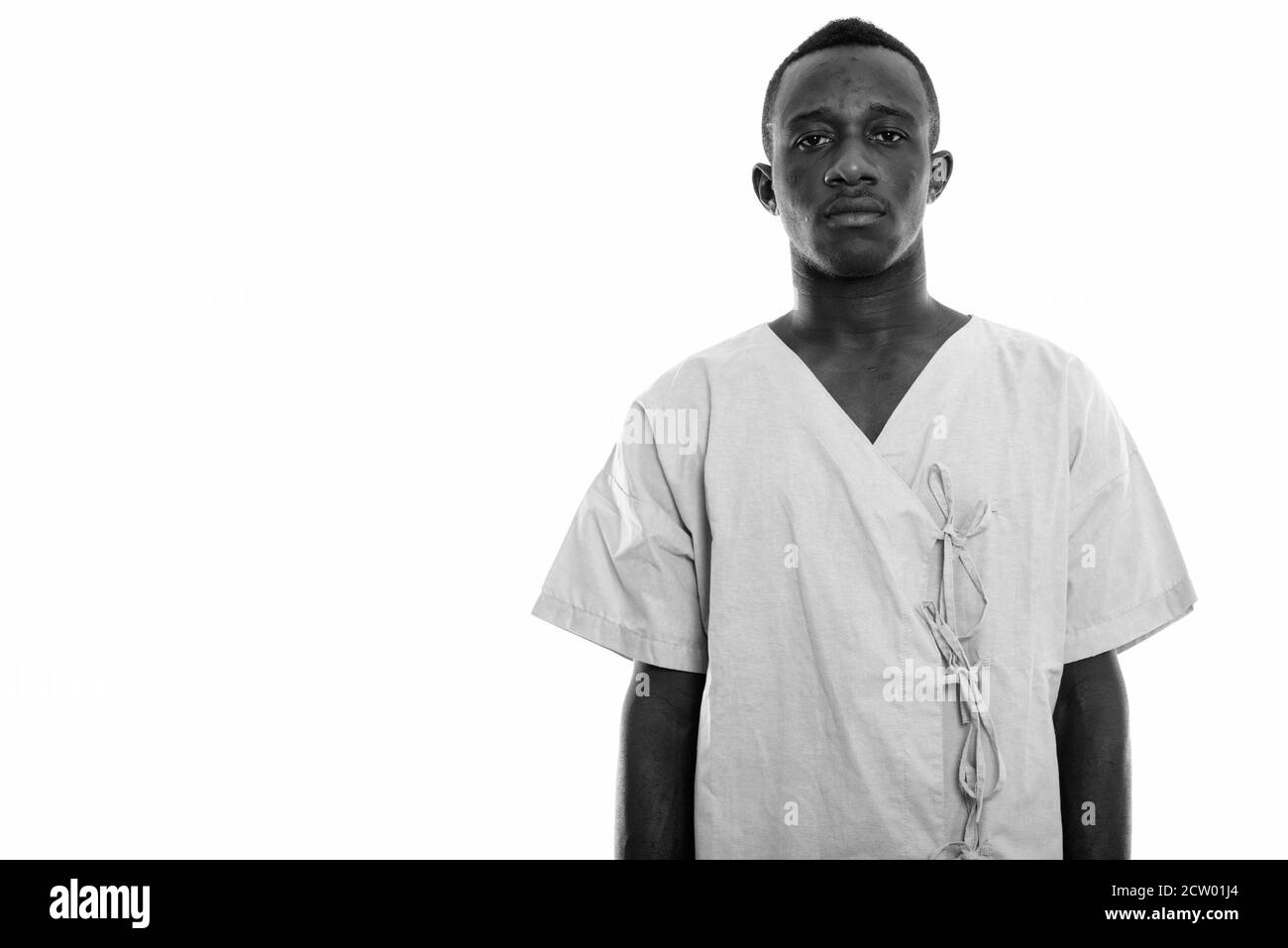 Studio shot von jungen schwarzen afrikanischen Mann Patient Stockfoto