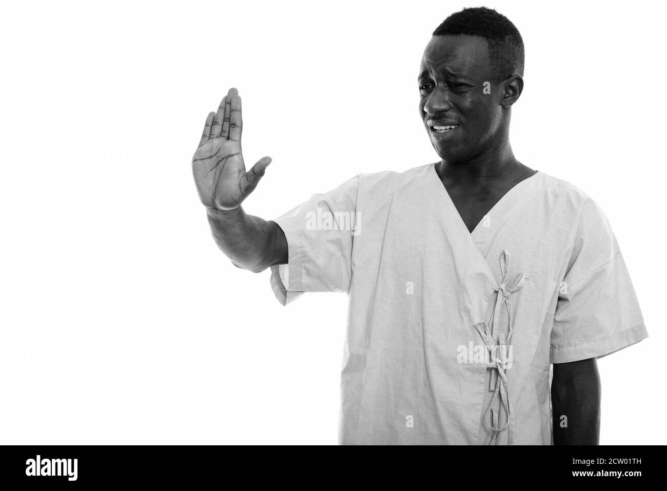 Studio shot von jungen schwarzen afrikanischen Mann Patienten traurig und mit STOP-Schild Stockfoto