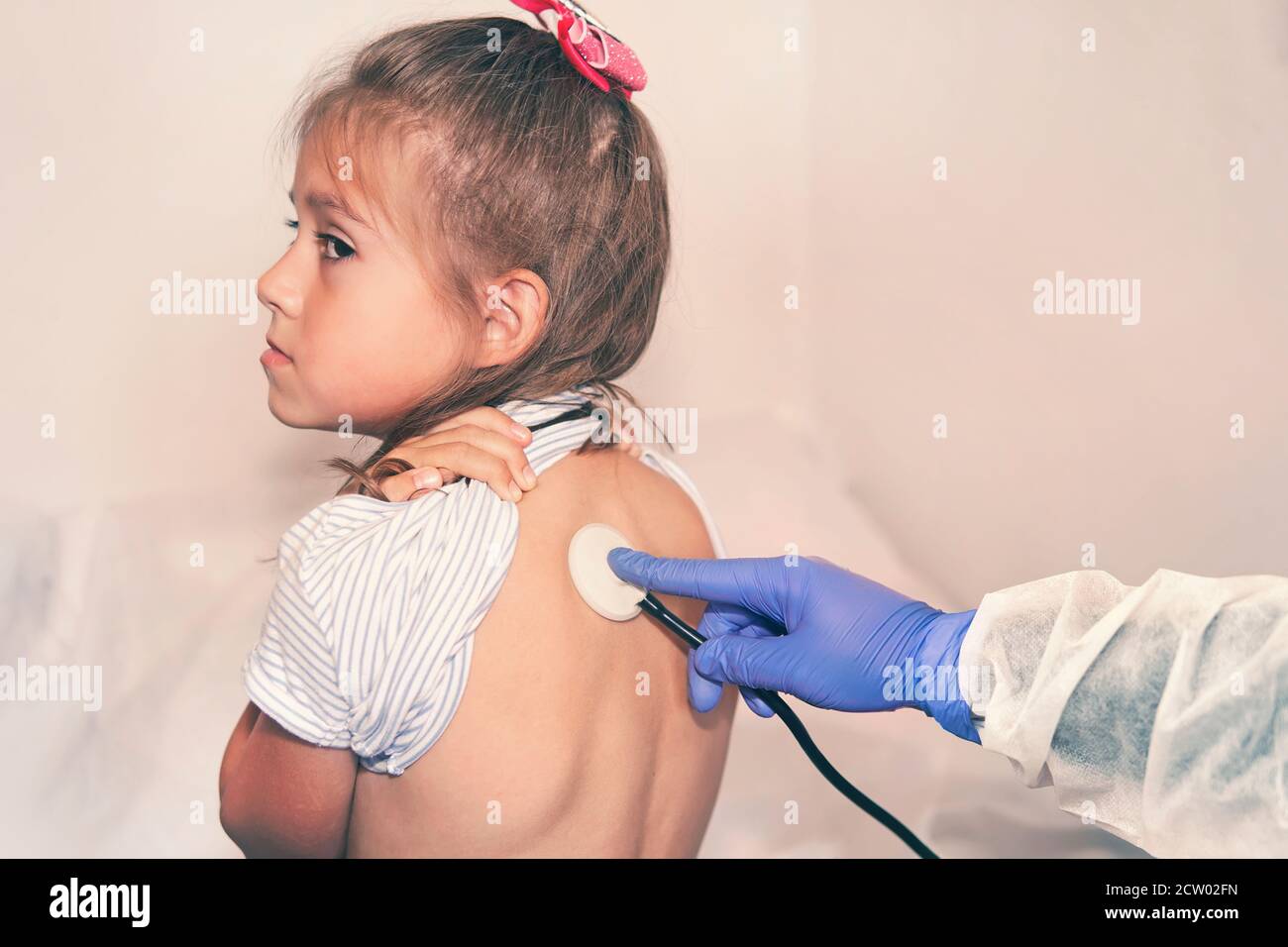 Der Arzt hört auf die Lungen eines kranken Mädchens im Krankenhaus. Kind bei einem Kinderarzt Termin. Definition der Krankheit. Ärztliche Untersuchung Stockfoto