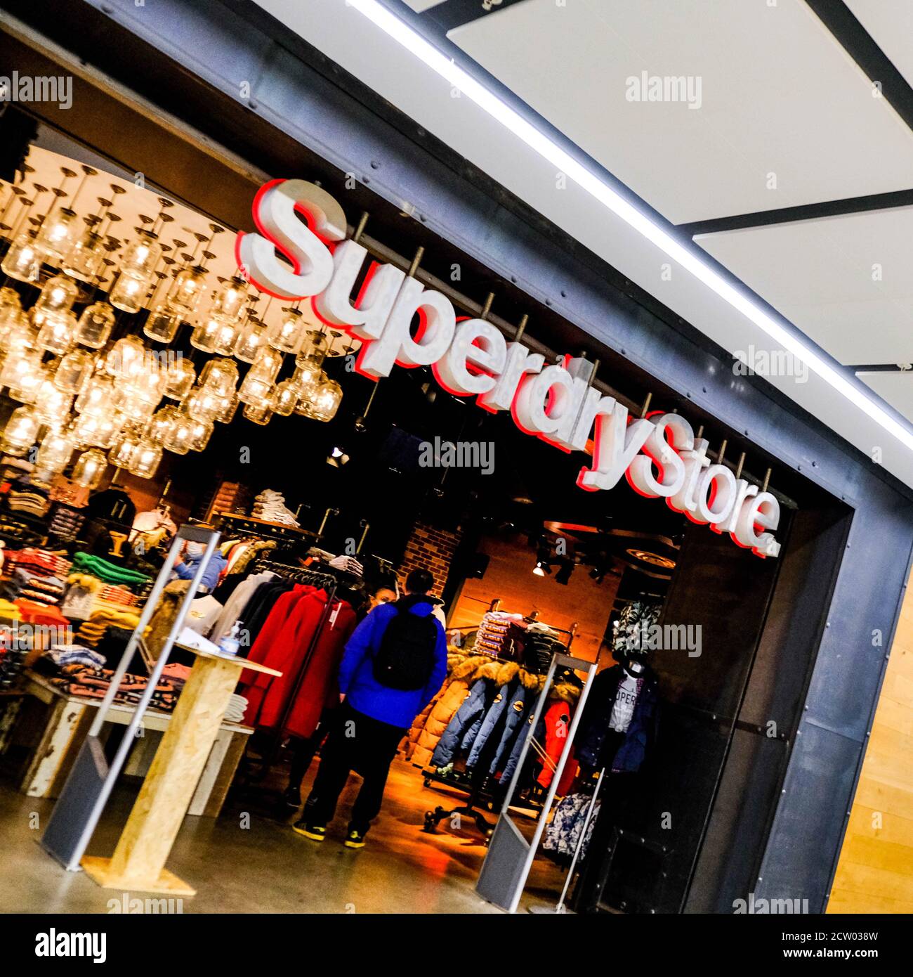 Superdry Retail Fashion Clothing Brand Shop, Mit Anonymous Shoppers, Shop Vordereingang Stockfoto