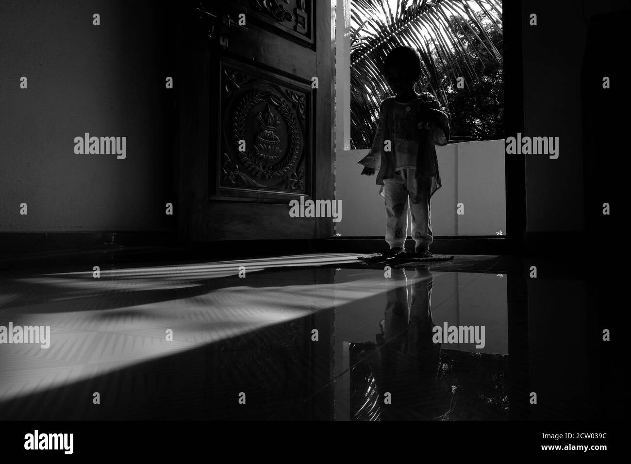 Kalaburagi, Karnataka/Indien-September 24 2020: Morgensonne Kind Reflexion im Haus Stockfoto