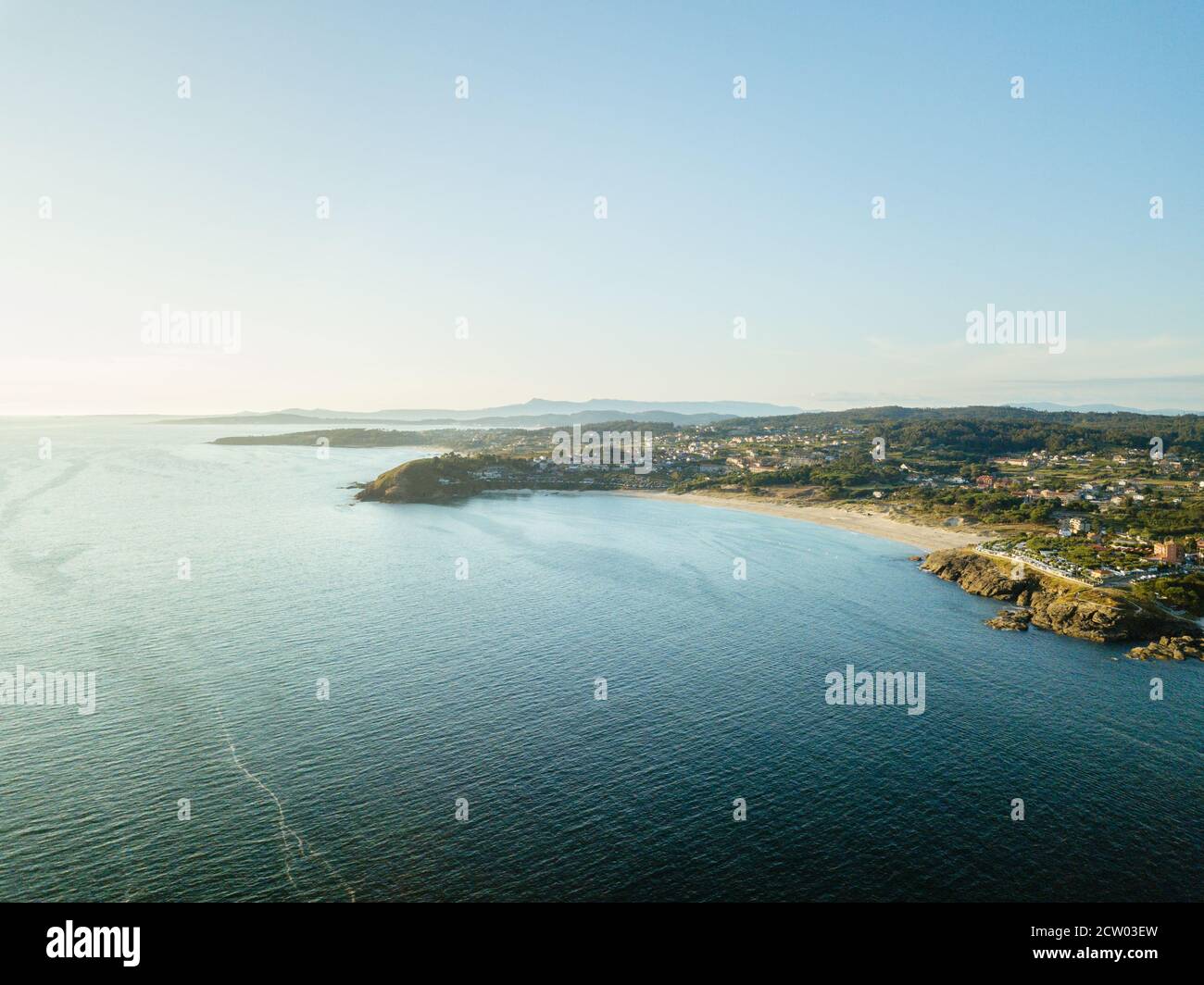 Luftaufnahme der galicischen Küste bei der Eröffnung der Ria de Pontevedra, waren der Atlantische Ozean trifft das Land. Stockfoto
