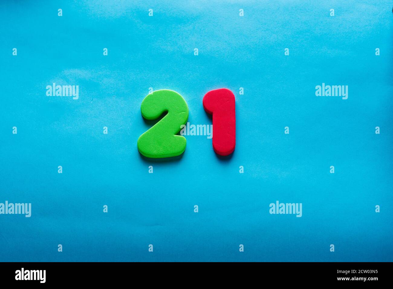 21 Jahre alt feiert klassisches Logo. Farbige Happy Anniversary 21 th Vorlage bunte Zahlen. Grußkarte. Traditionelle gerahmte Ziffern des Alters. Sonderangebot, Sonderpreis, Off-Konzept. Stockfoto