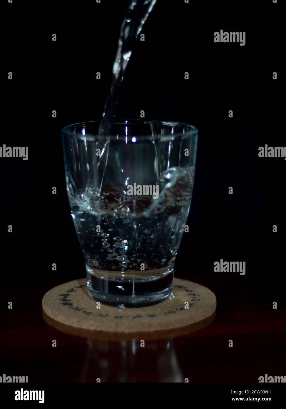 Gereinigtes Trinkwasser in ein Glas gießen Stockfoto