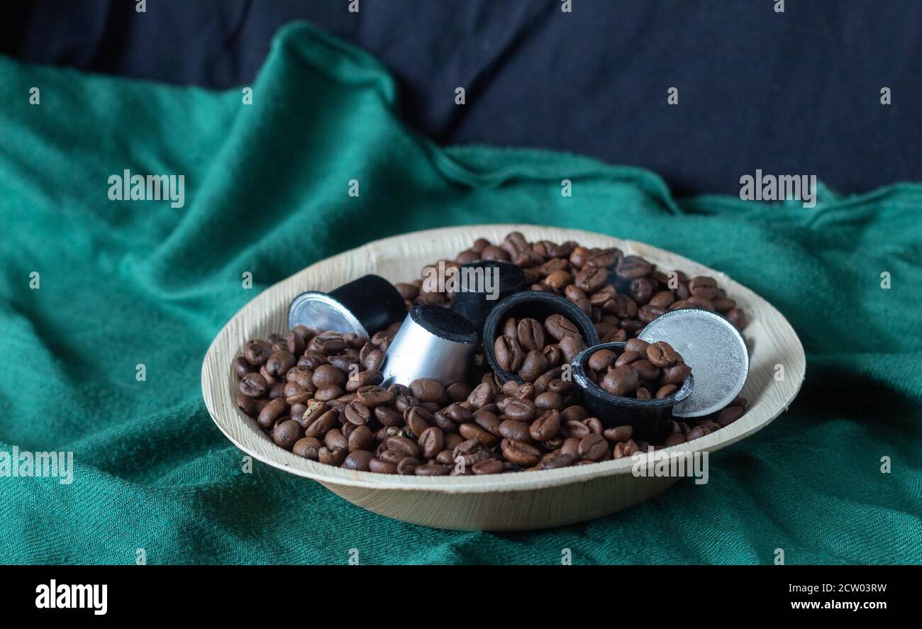 Italienische Espresso-Kapseln oder Kaffeepads mit gerösteten Kaffeebohnen Bereit für einen guten Tag Stockfoto