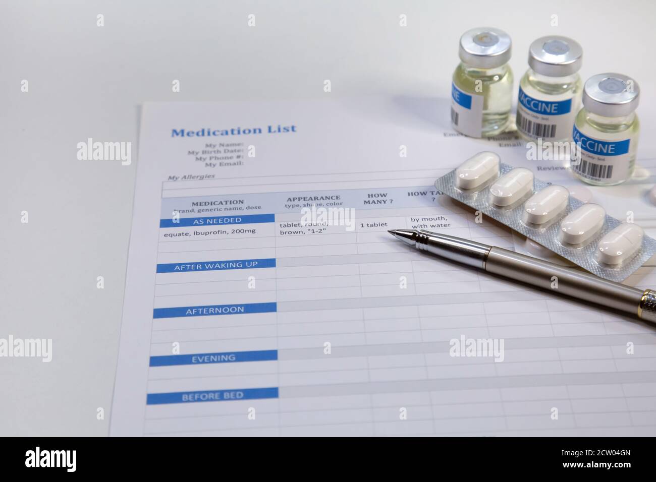 Patient ärztliche Verschreibung Formular mit Impfstoffflaschen und Tabletten an Eine medizinische Klinik in Indien Stockfoto