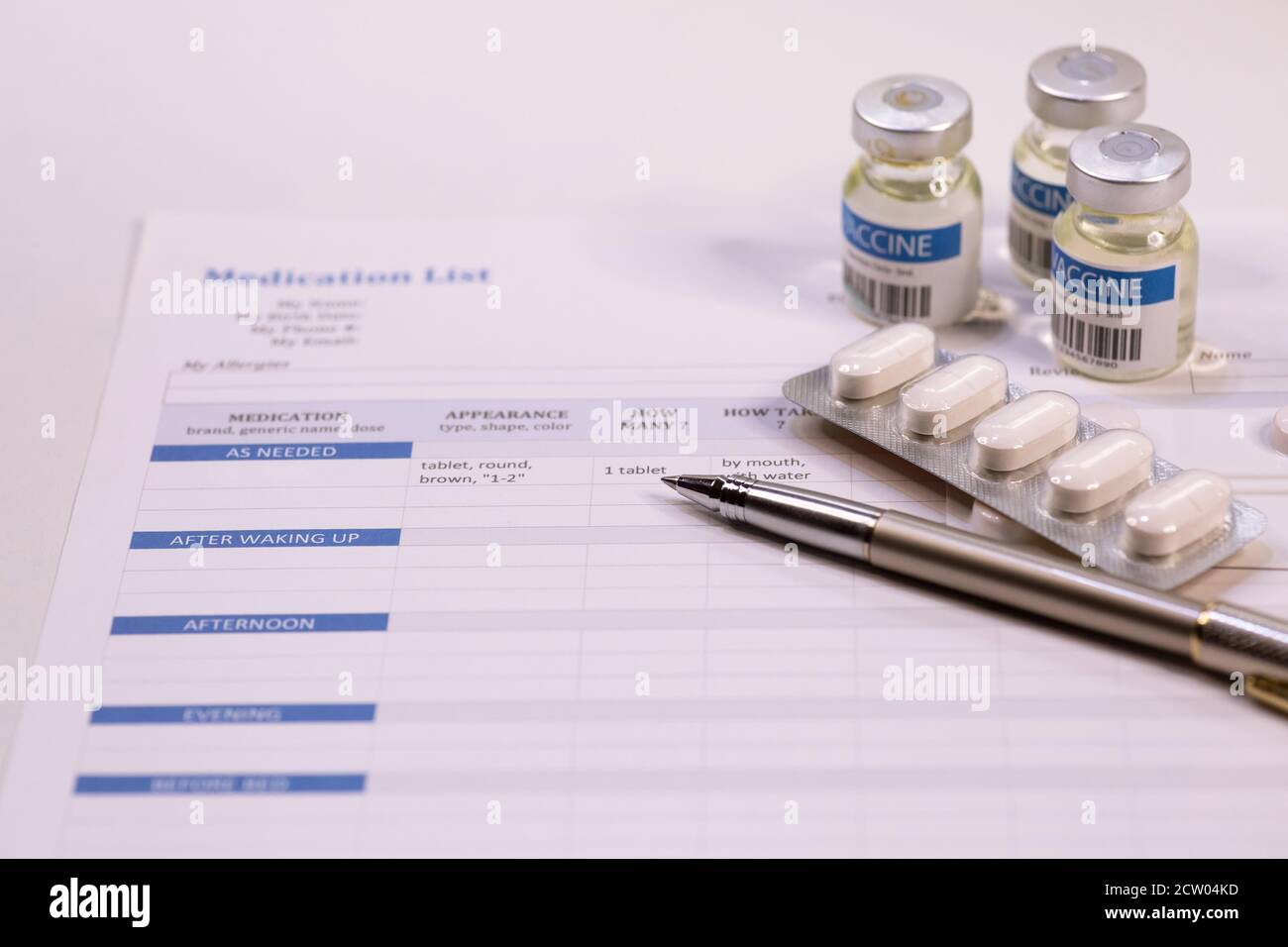 Patient ärztliche Verschreibung Formular mit Impfstoffflaschen und Tabletten an Eine medizinische Klinik in Indien Stockfoto