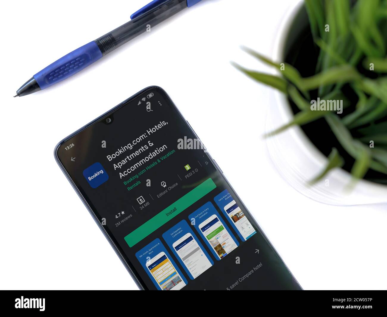 LOD, Israel - 8. Juli 2020: Moderner minimalistischer Büroarbeitsplatz mit schwarzem Smartphone mit Booking.com App Play Store-Seite auf weißem Hintergrund. Stockfoto