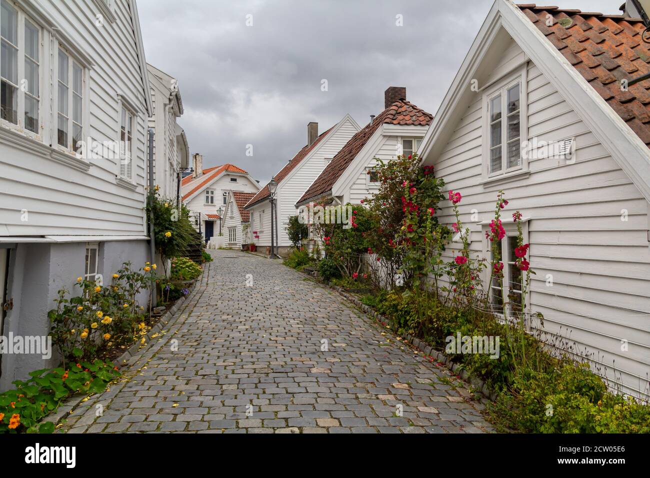 Alte Stavanger Straße, mit traditionellen weißen Holzhäusern Stockfoto