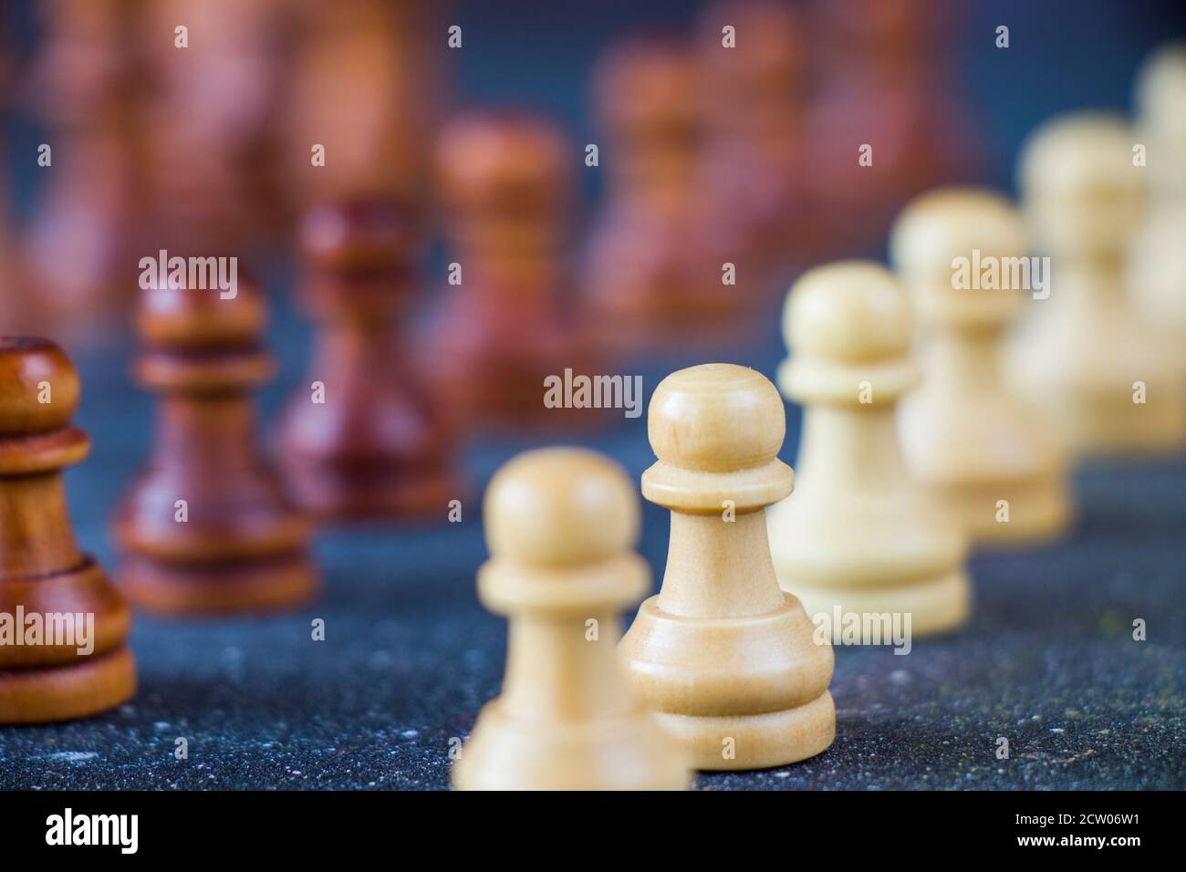 Schachmatt und Schach Pawn Figuren close-up, Brettspiel Stockfoto