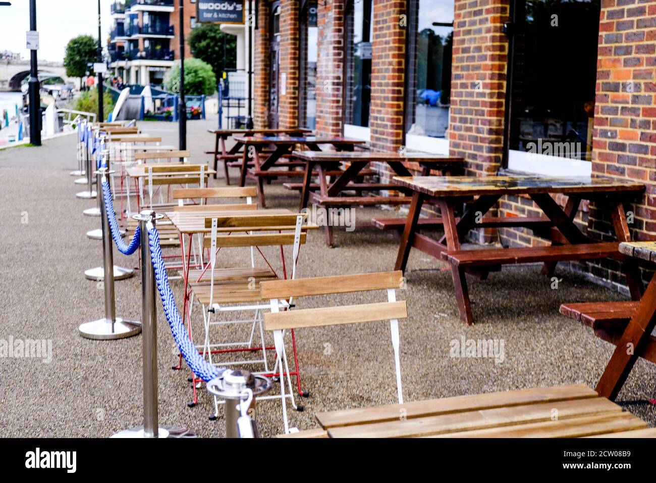 Leerer Sitzbereich vor EINEM Riverside Restaurant, Hospitality Industry Crisis, COVID-19 Pandemie Stockfoto