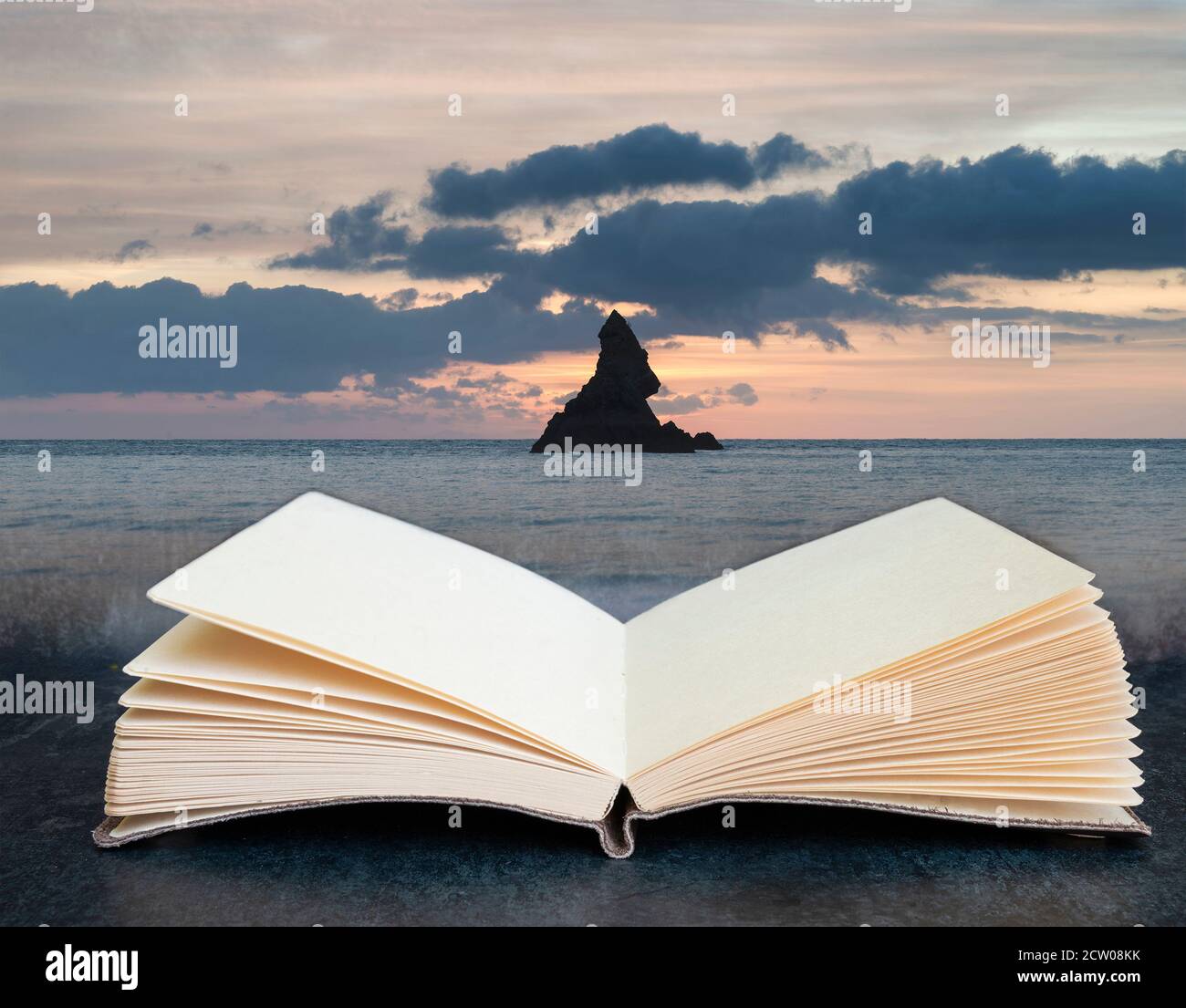 Atemberaubender Sonnenaufgang landsdcape des idyllischen Broadhaven Bay Beach auf Pembrokeshire Coast in Wales aus Seiten in einem Buch Stockfoto