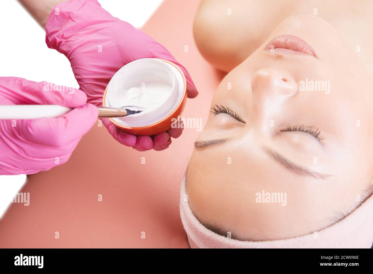 Close-up junge Frau Anwendung Creme für die Hautpflege mit Pinsel. Wellness-Konzept für Schönheitsbehandlungen Stockfoto