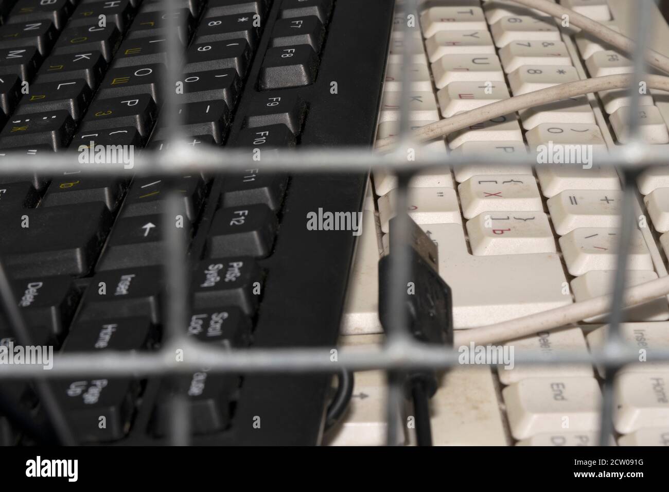 Verbote und Einschränkungen im Internet. tastaturen vom Computer liegen in einer Zelle hinter Gittern. Fokus auf Klack Stockfoto