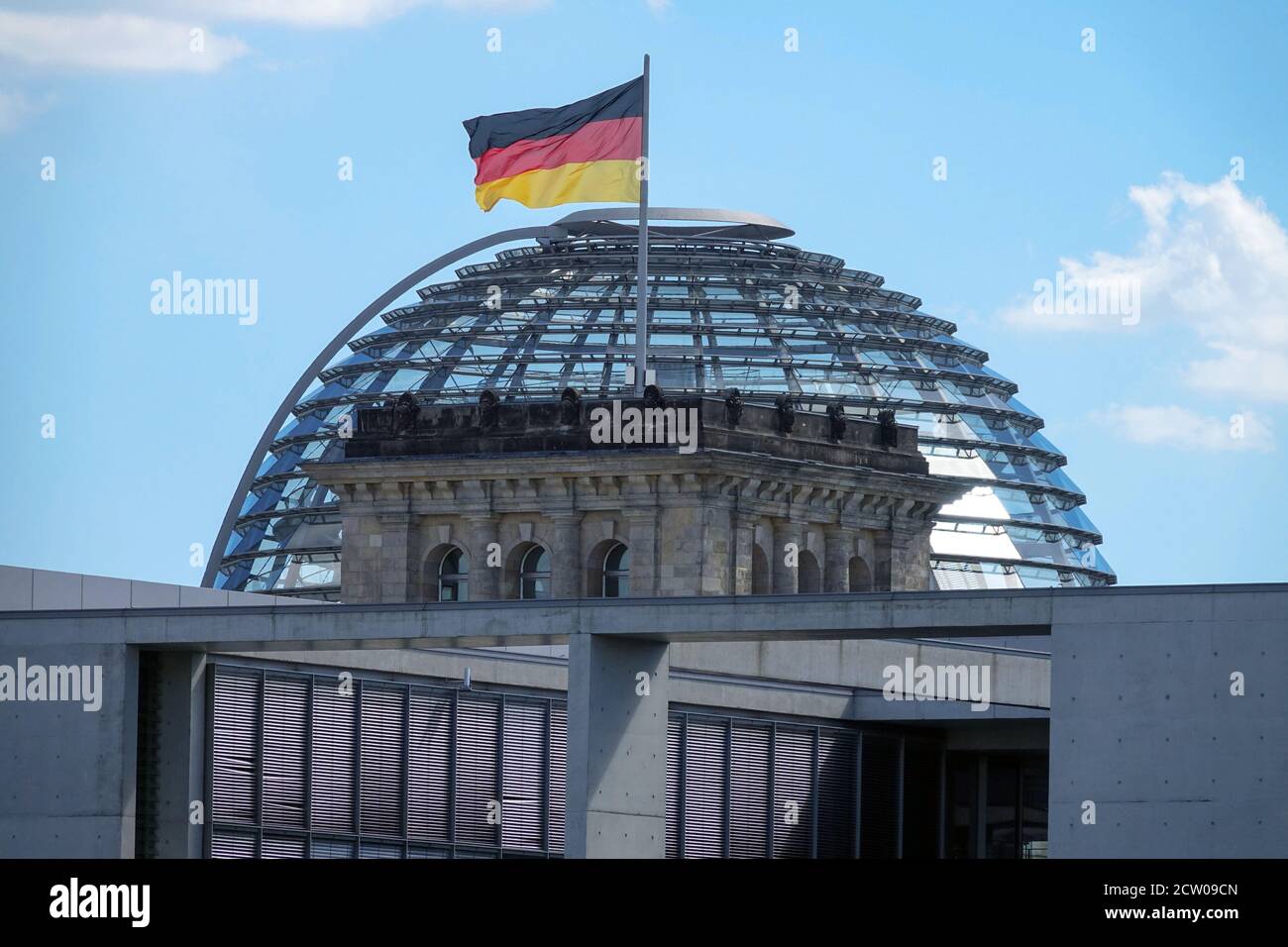 Berliner Reichstagskuppelfahne Stockfoto