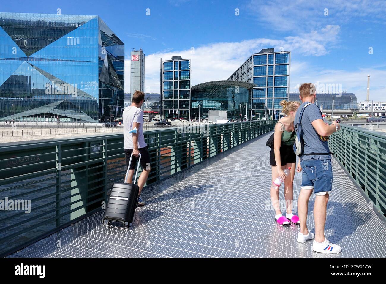 Berliner Tourist auf der Gustav Heinemann Brücke am Hauptbahnhof Berlin Deutschland Stockfoto