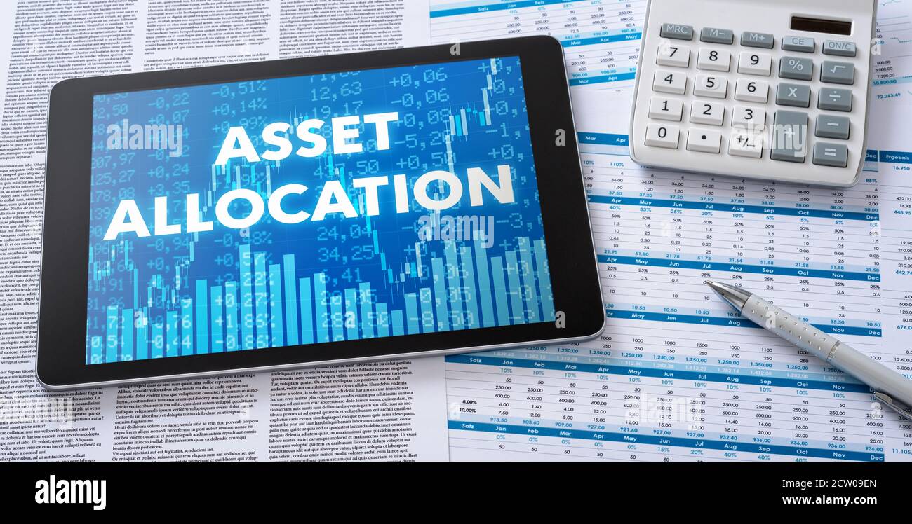 Ein Tablet mit Finanzdokumenten - Asset Allocation Stockfoto