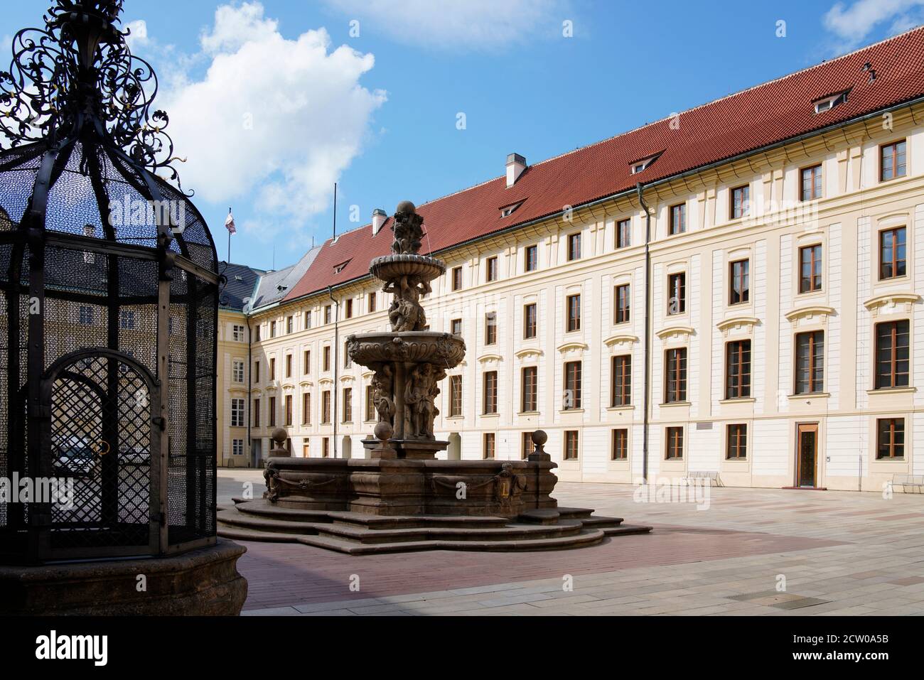 Zweiter Hof, Kohl-Brunnen, Gebäude in Prager Burg, Hradcany, Prag, Böhmen, Tschechische Republik, Europa Stockfoto