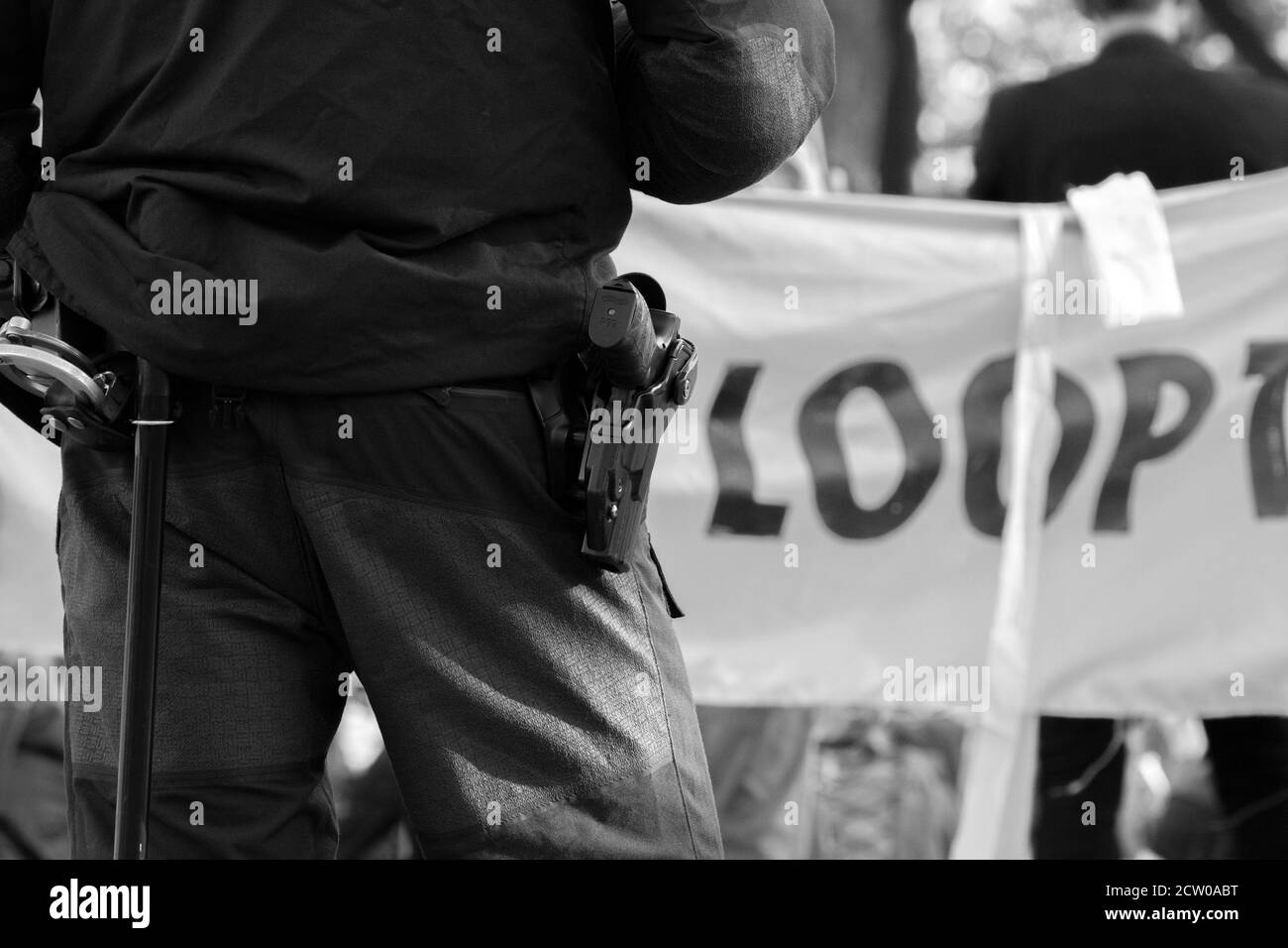 Nahaufnahme EINES Polizisten, der die Demonstranten bewacht Demonstration Des Aussterbens Der Rebellion In Amsterdam Süd Niederlande 21-9-2020 Stockfoto