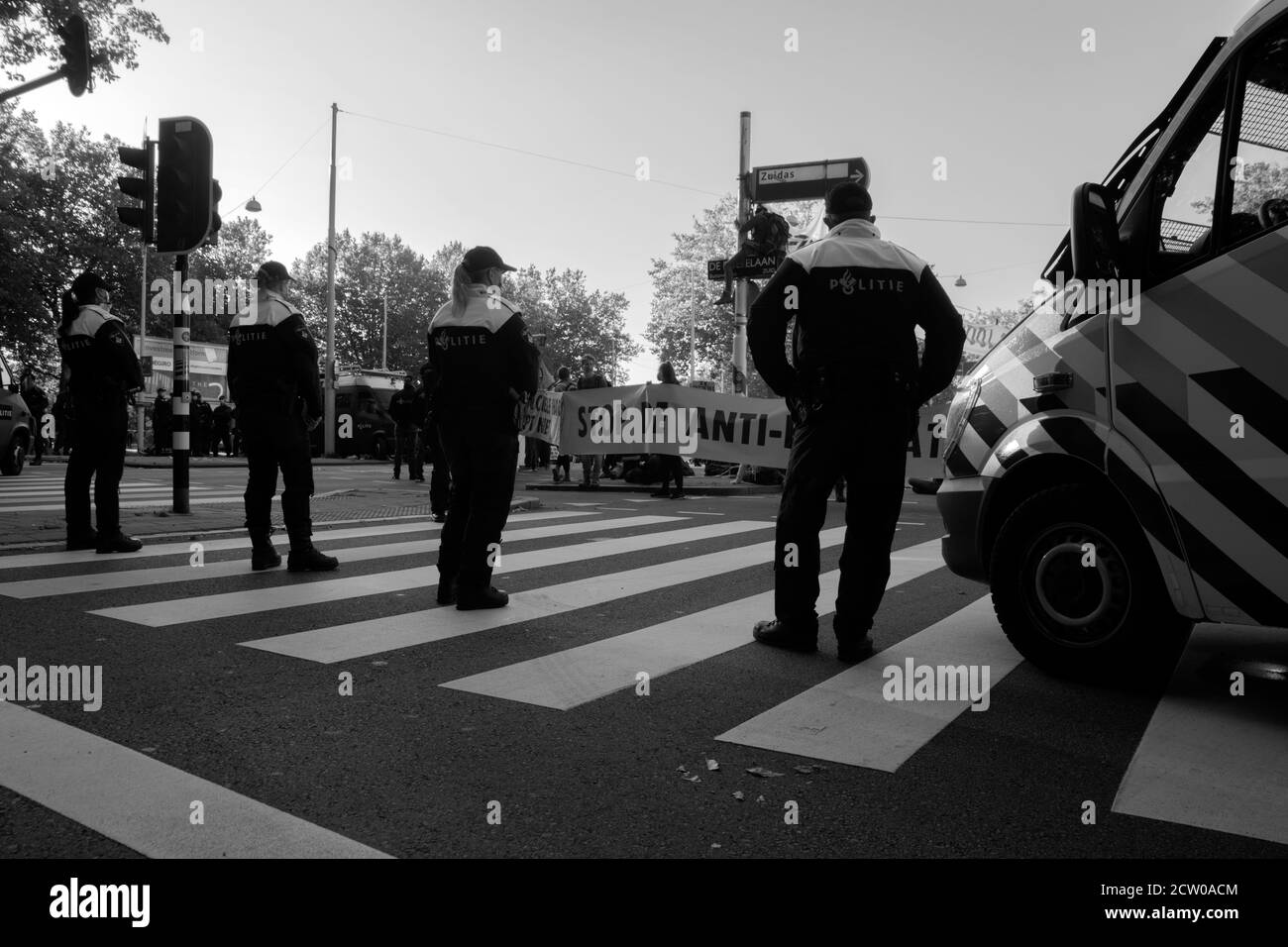 Polizei Männer Bewachen Die Demonstranten Die Rebellion Aussterben Demonstration An Amsterdam Süd Niederlande 21-9-2020 In Schwarz Und Weiß Stockfoto