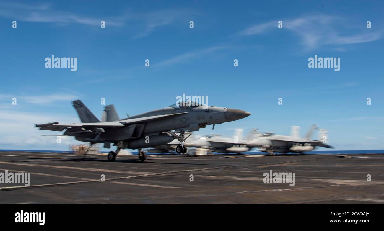 200916-N-DL524-1107 PHILIPPINE SEA (SEPT 16, 2020) eine F/A-18E Super Hornet, befestigt an den Dambusters of Strike Fighter Squadron (VFA) 195, landet auf dem Flugdeck des einzigen nach vorne ausgerüstigten Flugzeugträgers der Marine USS Ronald Reagan (CVN 76) zur Unterstützung von Valiant Shield 2020. Valiant Shield ist ein US-amerikanisches, zweijähriges Field Training Exercise (FTX) mit dem Schwerpunkt auf der Integration von gemeinsamen Schulungen in einer Blue-Water-Umgebung unter US-Streitkräften. Diese Schulung ermöglicht die praktische Erzieltung gemeinsamer Kräfte durch das Erkennen, Auffinden, Nachverfolgen und Einbinden von Einheiten auf See, in der Luft und im lan Stockfoto