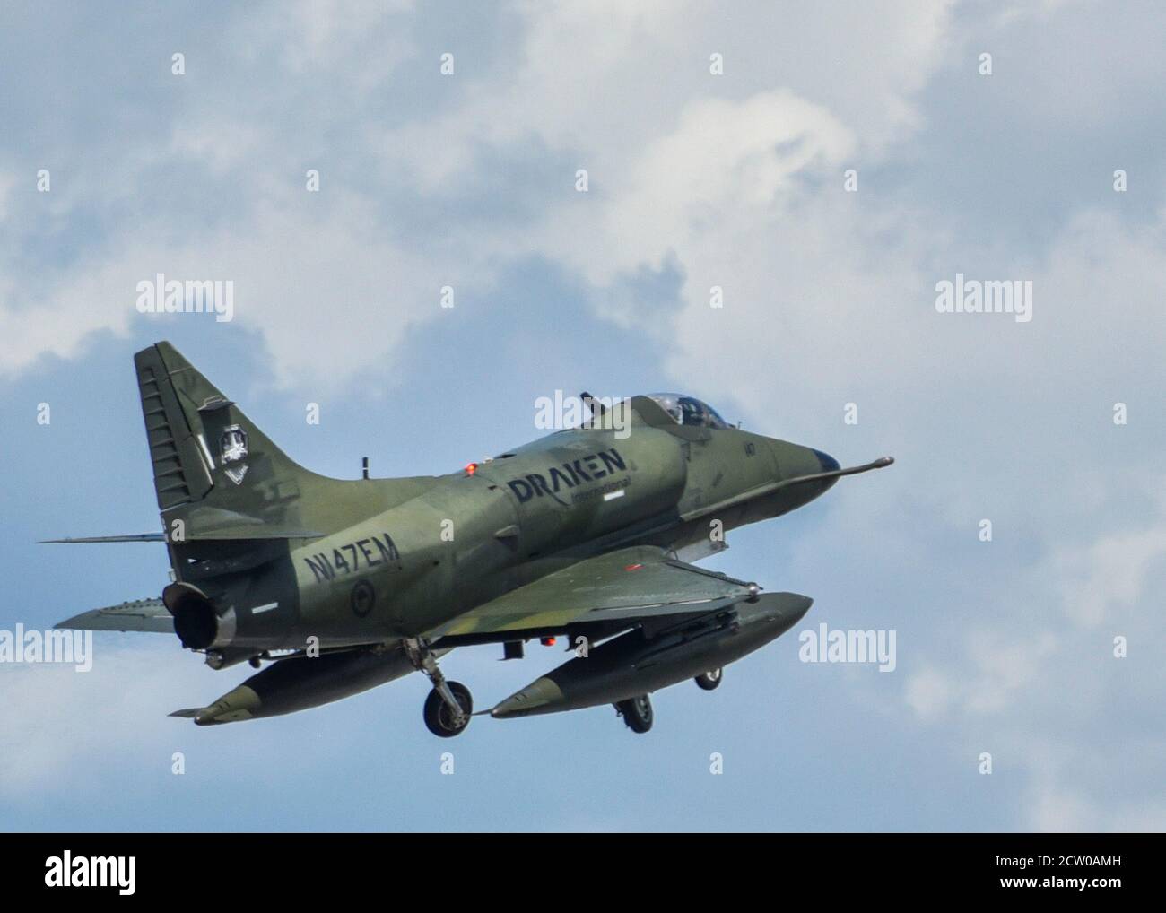 Ein A-4K Skyhawk, der Draken International zugewiesen wurde, hebt in Vorbereitung auf eine Übung im Kinston Regional Jetport, North Carolina, 11. September 2020 ab. Draken stellte den F-15E Strike Eagle-Mitgliedern der Luftwaffenbasis Seymour Johnson eine realistische Trainingsumgebung zur Verfügung. (USA Luftwaffe Foto von Airman 1st Class Kimberly Barrera) Stockfoto