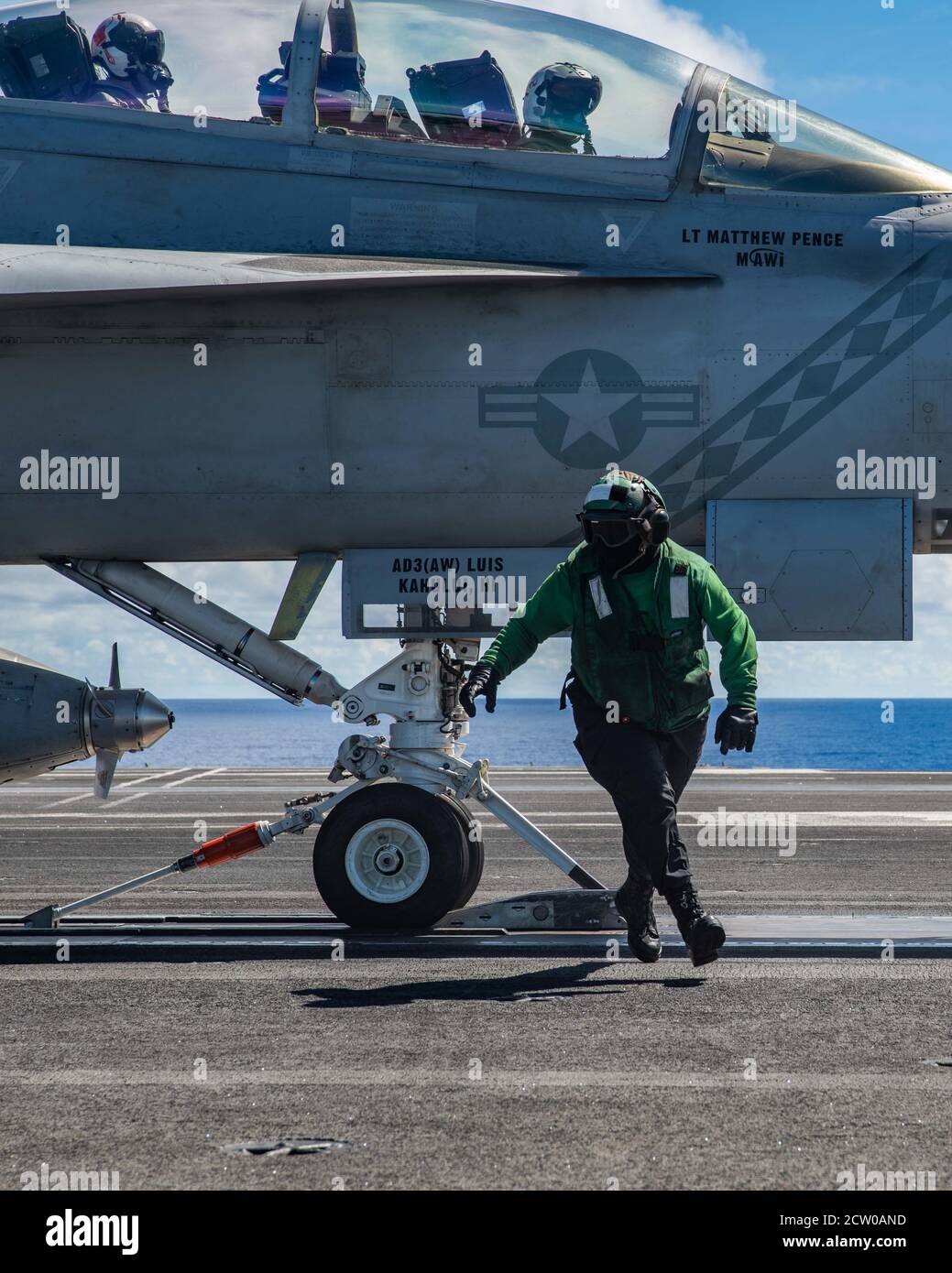 200915-N-ML137-1031 PHILIPPINISCHES MEER (SEPT 15, 2020) Airman Brianey Casillas aus Downey, Kalifornien, verbindet eine F/A-18F Super Hornet, die an den Diamondbacks von Strike Fighter Squadron (VFA) 102 befestigt ist, mit einem Katapult auf dem Flugdeck des einzigen vorwärts eingesetzten Flugzeugträgers USS Ronald Reagan (CVN 76) der Marine zur Unterstützung von Valiant Shield 2020. Valiant Shield ist ein US-amerikanisches, zweijähriges Field Training Exercise (FTX) mit dem Schwerpunkt auf der Integration von gemeinsamen Schulungen in einer Blue-Water-Umgebung unter US-Streitkräften. Dieses Training ermöglicht die praktische Erzielungsfähigkeit, gemeinsame Kräfte durch Detektin zu erhalten Stockfoto