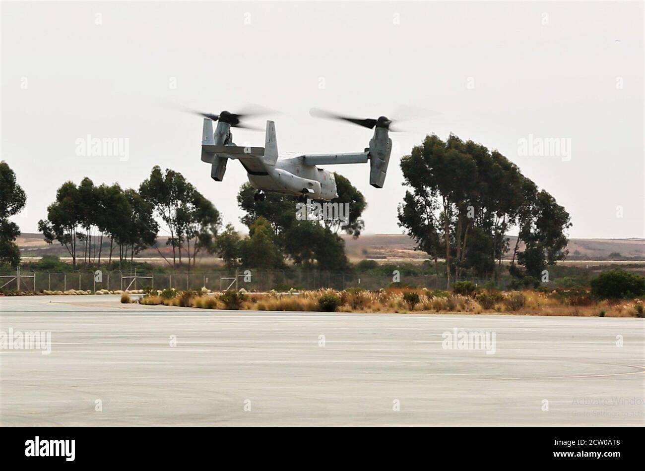 Ein US Marine Corps MV-22B Osprey mit Marine Medium Tiltrotor Squadron 161, Marine Aircraft Group 16, 3rd Marine Aircraft Wing, startet im Rahmen eines "Moto Flight" bei Marine Corps Air Station Miramar, Kalifornien, 10. September 2020. Der Moto-Flug bestand aus zwei Fischadlern, die in einer Anzeige der Kampfkraft und für Flugzeugvertraut abheben. (USA Marine Corps Foto von Lance CPL. Juan Anaya) Stockfoto