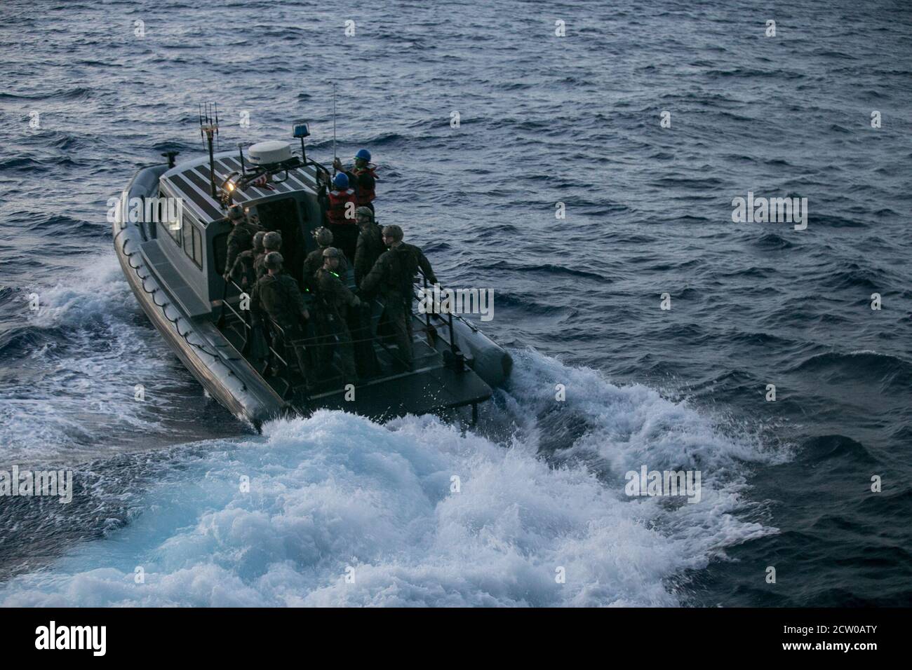 PHILIPPINISCHES MEER (Sept 9, 2020) Marines mit dem amphibischen Aufklärungszug, 31. Marine Expeditionary Unit (MEU), Fahrt auf einem starren Rumpf aufblasbaren Boot vom amphibischen Sturmschiff USS America (LHA 6), um eine Aufklärungs- und Überwachungstrainingsmission in Vorbereitung auf einen Bootsüberfall durchzuführen. Der amphibische Aufklärungszug ist auf Boden- und amphibische Aufklärungsoperationen als primäres Aufklärungs- und Überwachungselement des 31. MEU spezialisiert. America, Flaggschiff der America Amphibious Ready Group (ARG), 31. MEU-Team, ist im 7. Flottenbereich der US-Oper tätig Stockfoto