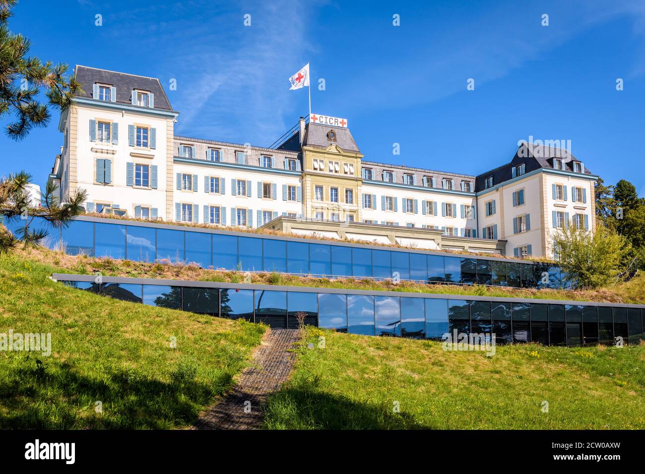 Fassade des Hauptquartiers des Internationalen Komitees vom Roten Kreuz (IKRK), einer internationalen humanitären Einrichtung in Genf, Schweiz. Stockfoto