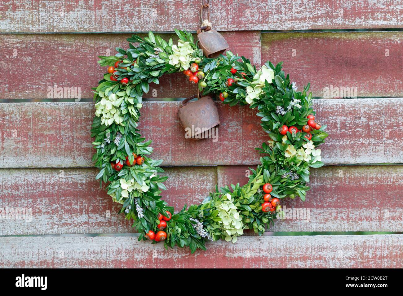 Romantische Dekoration mit Herz aus Hagebutten, Hortensien Blumen und Box Baum Äste Stockfoto