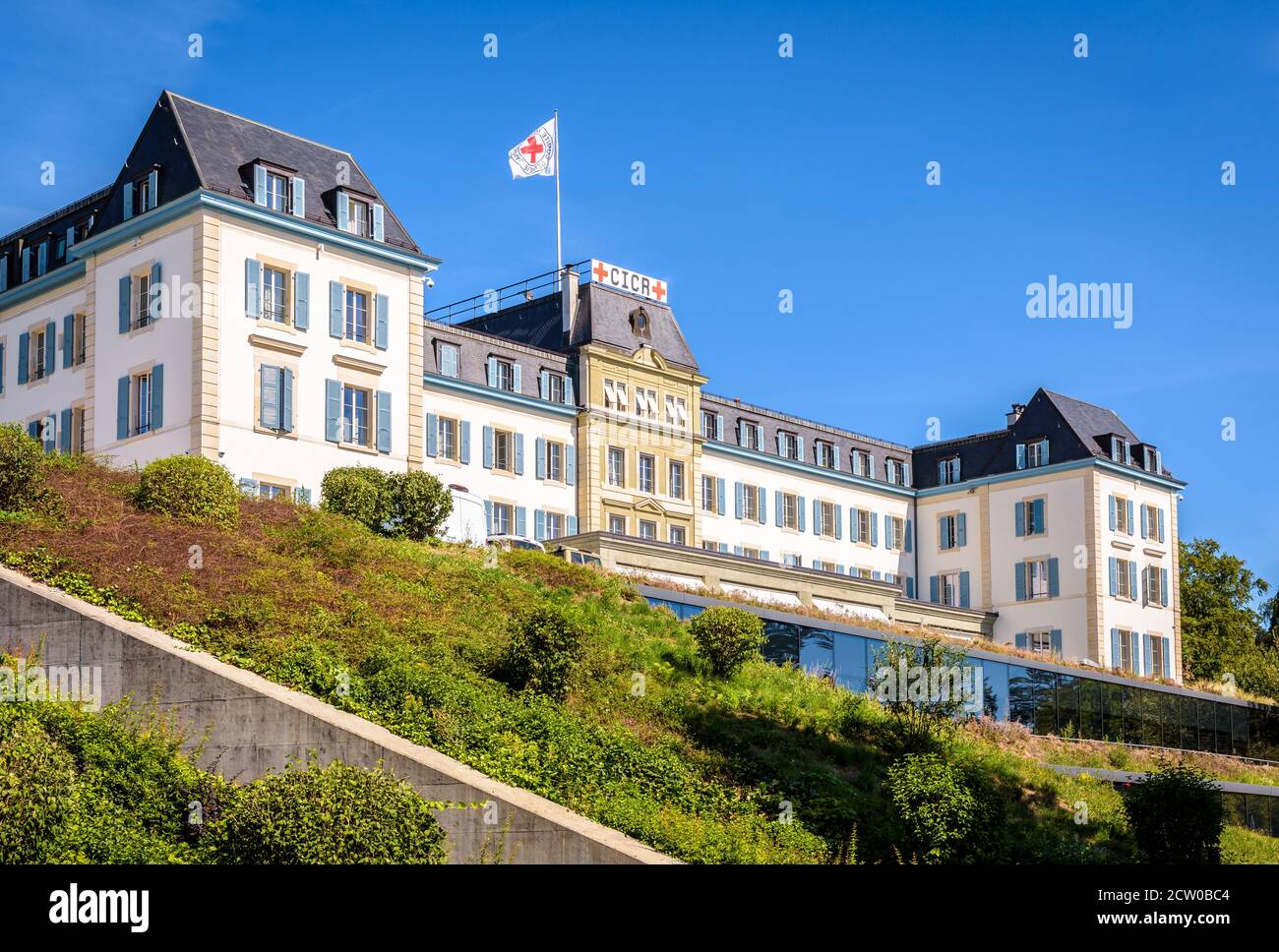 Fassade des Hauptquartiers des Internationalen Komitees vom Roten Kreuz (IKRK), einer internationalen humanitären Einrichtung in Genf, Schweiz. Stockfoto