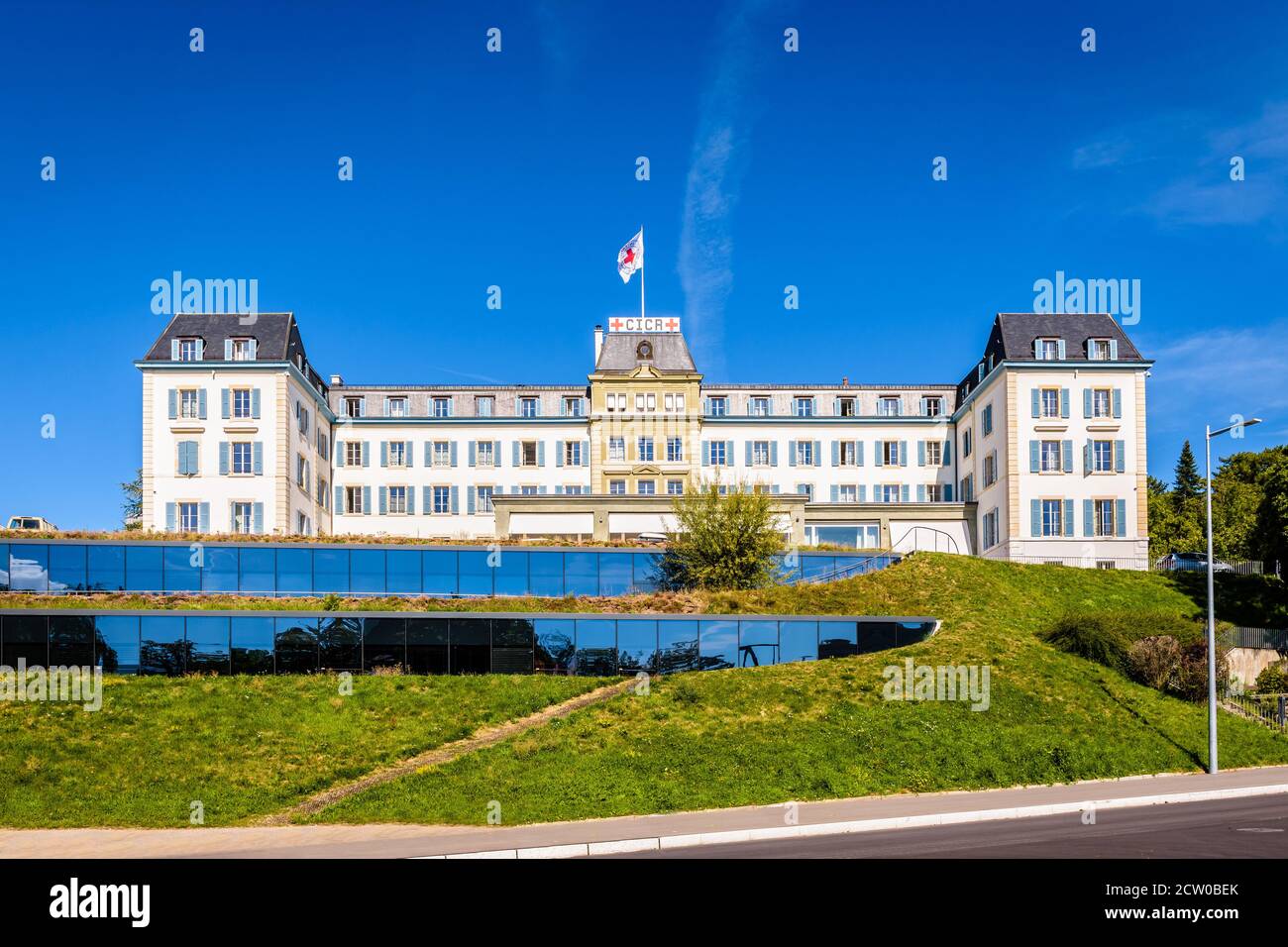 Facade of the headquarters of the International Committee of the Red Cross (ICRC), an international humanitarian institution in Geneva, Switzerland. Stockfoto