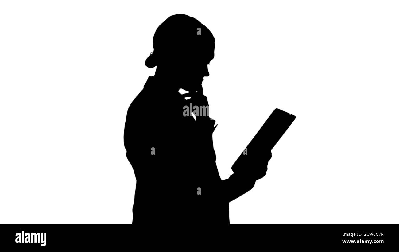 Silhouette Geschäftsfrau mit einem Tablet-Pad beim Gehen. Stockfoto