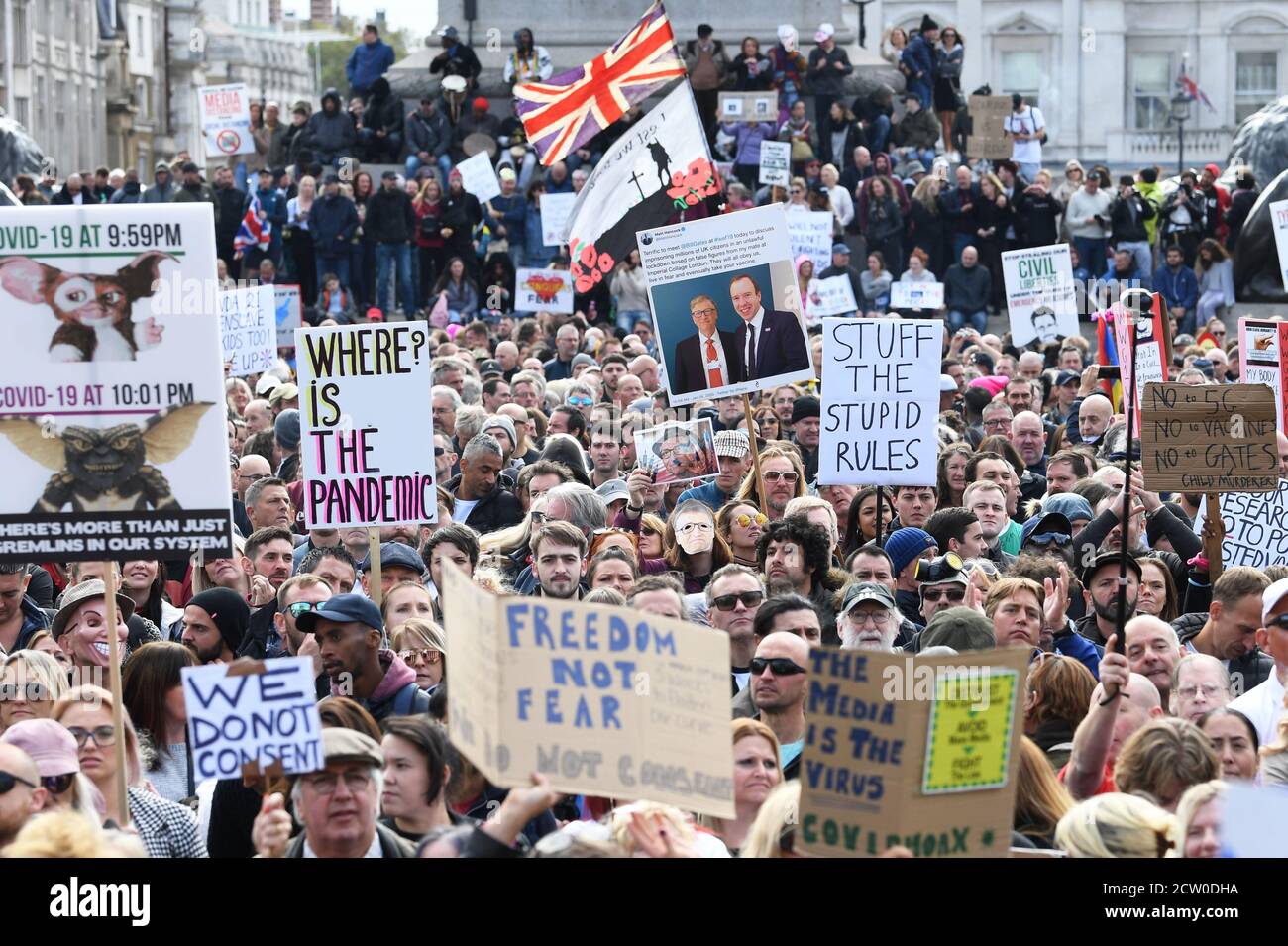 Die Menschen nehmen an einer von Stop New Normal organisierten Kundgebung am Trafalgar Square in London Teil, um gegen die Einschränkungen des Coronavirus zu protestieren. Stockfoto