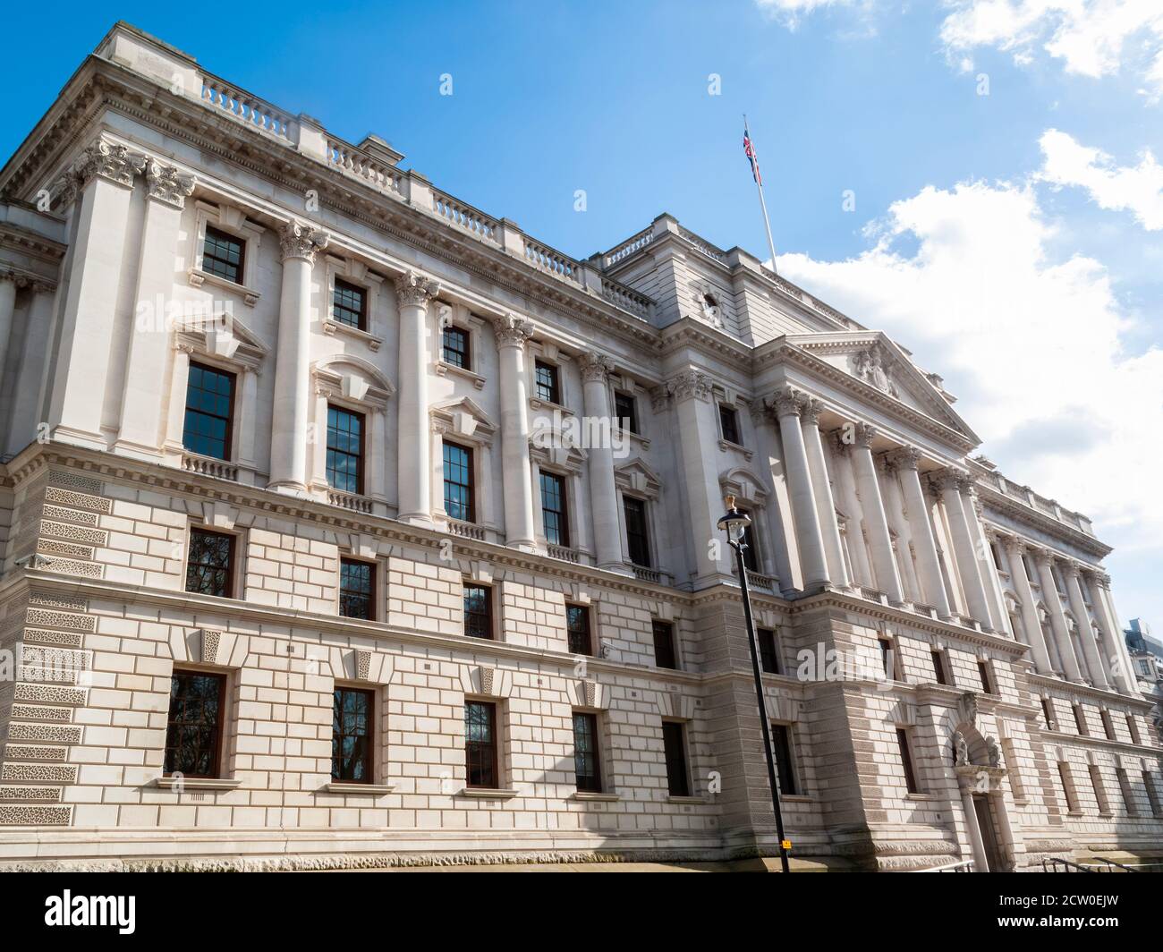 HM Treasury Inland Revenue Steuerbüro Gebäude in Whitehall London England Großbritannien erbaut im Jahr 1908, das ist eine beliebte Reise Ziel Touristenattraktion l Stockfoto