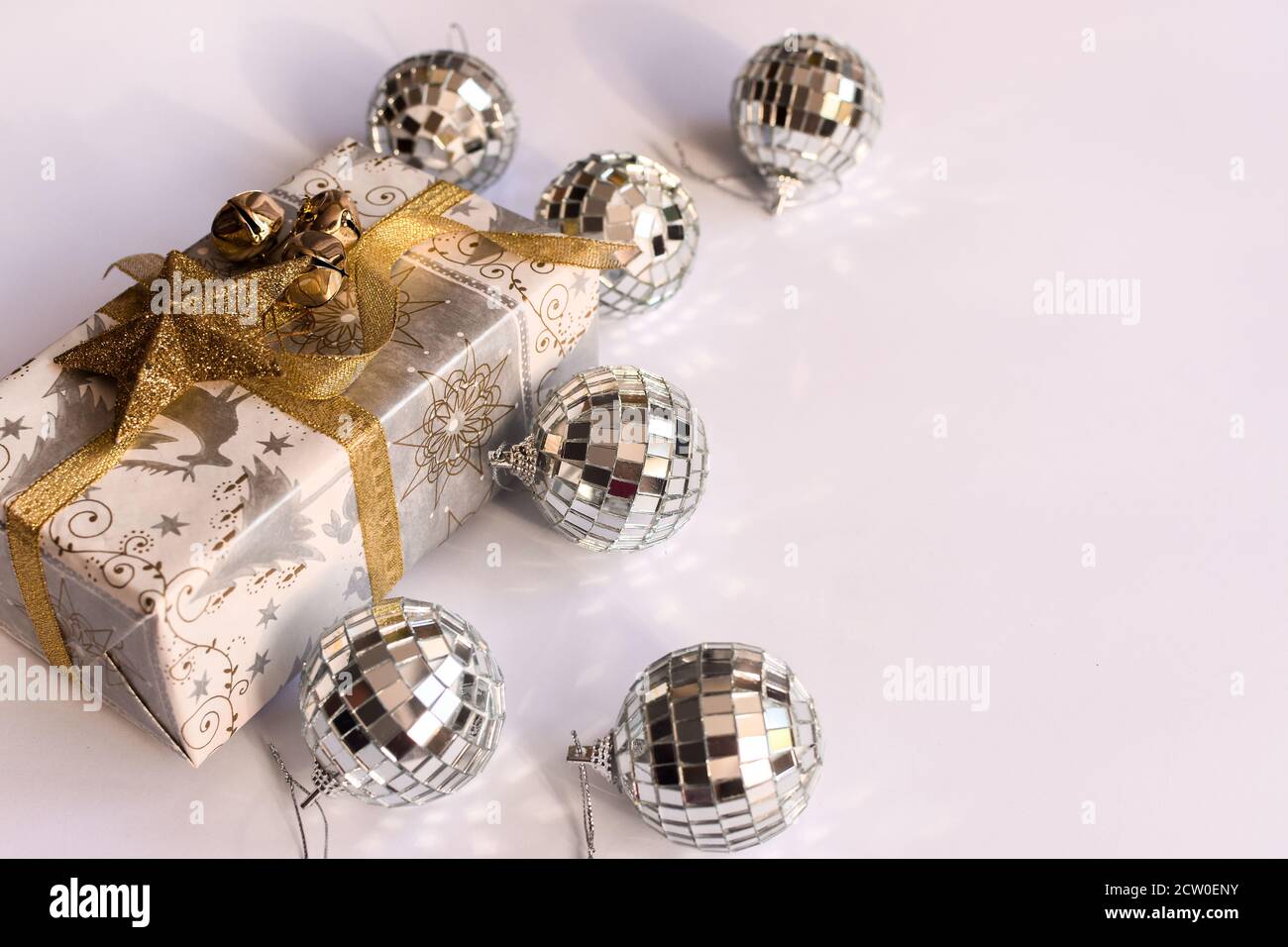 Neujahr Geschenk und weihnachtskugeln auf weißem Hintergrund Stockfoto