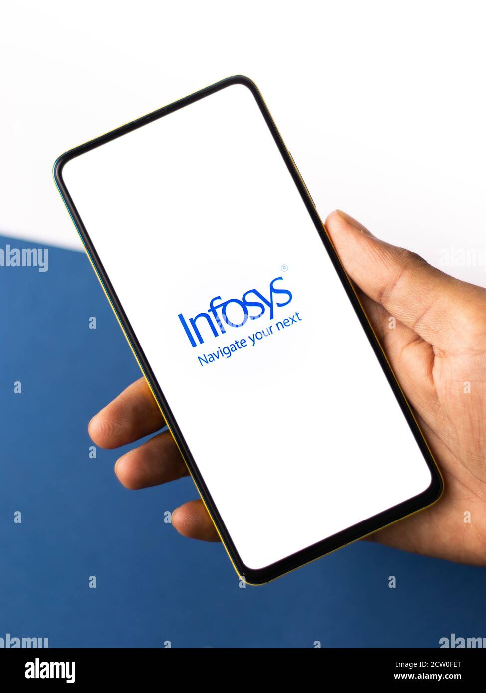 Assam, indien - September 24, 2020 : Infosys Logo auf Handy-Bildschirm Stock Bild. Stockfoto