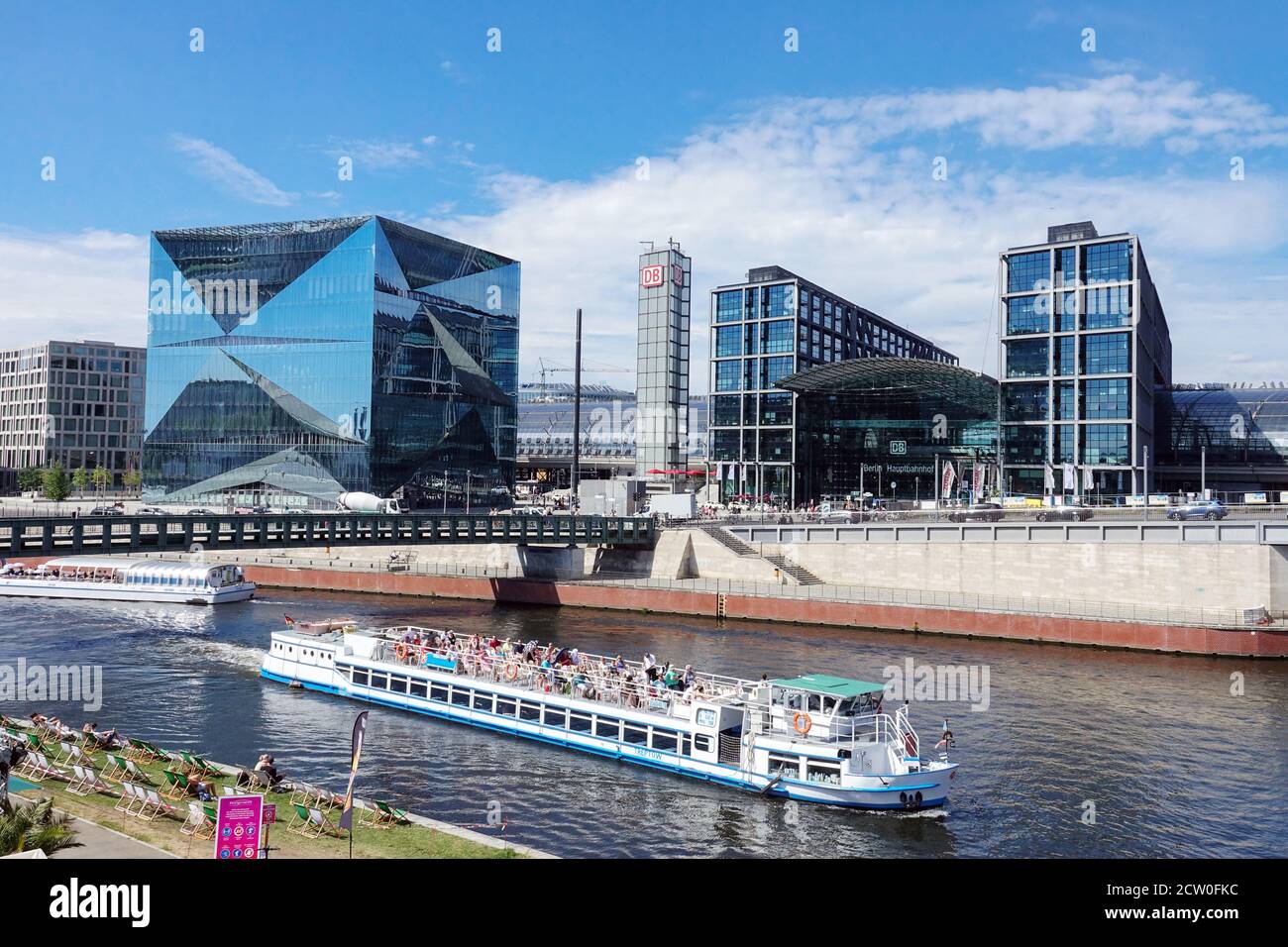Berlin Cube Gebäude am Hauptbahnhof, Belin Spree River Boat Germany Train Station Stockfoto